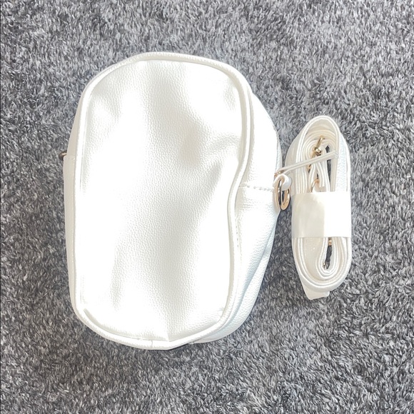 Stila Elegant Cream Crossbody Bag for Makeup - Picture 3 of 3